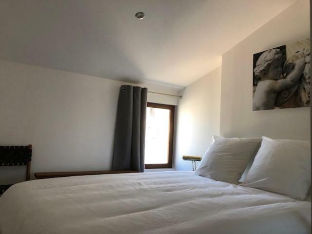 Appartement Avec Terrasse Panoramique Au Coeur De Nimes Luaran gambar