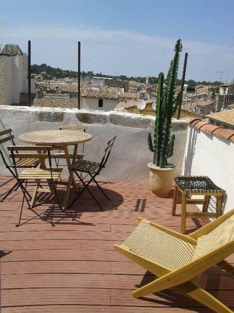 Appartement Avec Terrasse Panoramique Au Coeur De Nimes Luaran gambar