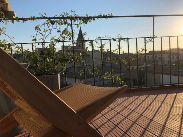 Appartement Avec Terrasse Panoramique Au Coeur De Nimes Luaran gambar